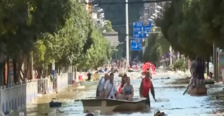 NEZAPAMĆENE POPLAVE: Najmanje 56 mrtvih, 11 miliona ugroženih, a kiša ne staje (VIDEO)