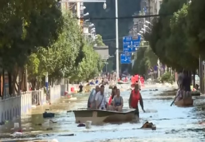 NEZAPAMĆENE POPLAVE: Najmanje 56 mrtvih, 11 miliona ugroženih, a kiša ne staje (VIDEO)