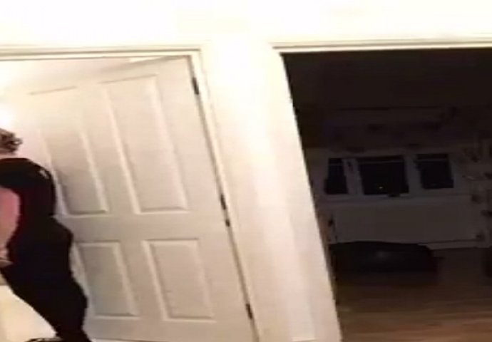 Doveo je zgodnu plavušu u stan u namjeri da spavaju zajedno: Kada je otvorila njegovu sobu, odmah je pobjegla kući (VIDEO)
