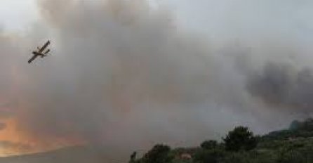 Vatrogasci uspjeli obraniti kuće, požar i dalje aktivan