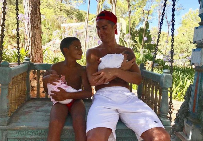 OVO JE BILO IZUZETNO BITNO KOD IZBORA: Način na koji je Ronaldo izabrao majku svojim blizacima će vas ZGROZITI
