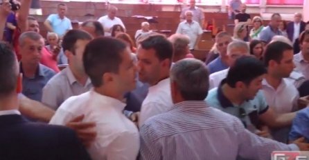 Opća tuča političara u Srbiji - MORALA INTERVENIRATI HITNA POMOĆ! (VIDEO)