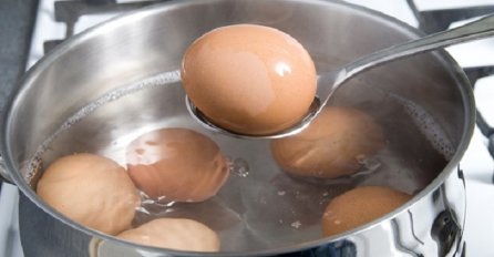Zabavno i korisno: Ovo je jedini način da ogulite kuhano jaje bez muke! (VIDEO)