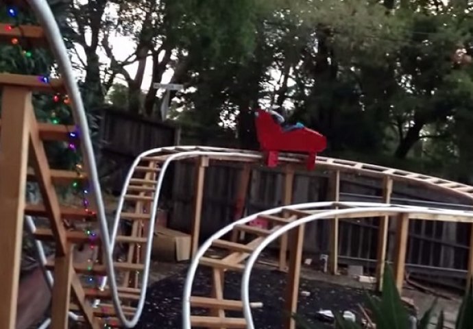 Tata godine: Nećete vjerovati šta je napravio sinu u dvorištu! (VIDEO)