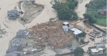 STRAVIČNE POPLAVE U JAPANU: 400.000 osoba moralo napustiti dom