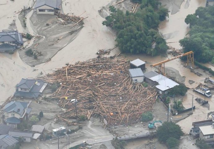 STRAVIČNE POPLAVE U JAPANU: 400.000 osoba moralo napustiti dom