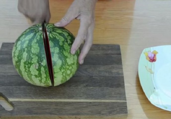 Japanski farmer uzgaja lubenice kakve u životu nikada niste vidjeli! (VIDEO)
