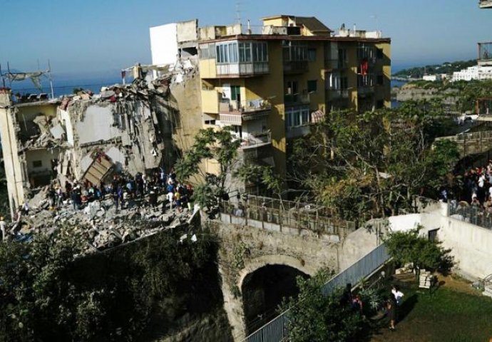 JEZIVE SCENE U ITALIJI: Srušila se zgrada, ljudi zatrpani ispod ruševina (FOTO)