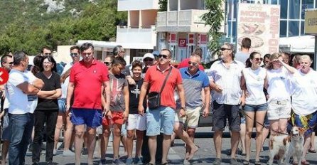 DRAMA U NEUMU: Autom pokušao da probije kordon demonstranata (VIDEO)
