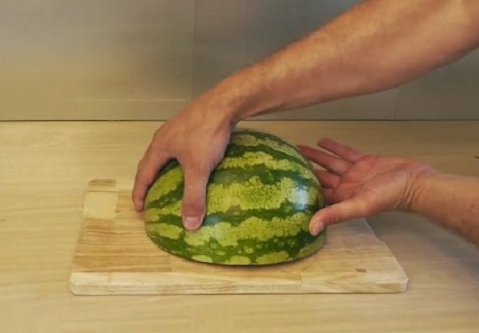 30 sekundi je dovoljno da savršeno izrežete lubenicu, ovaj trik će vam olakšati posao! (VIDEO)