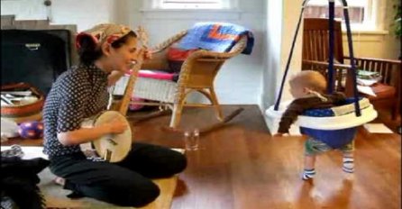 Mama svira bendžo, a njezina beba ima najslađu reakciju ikad! (VIDEO)