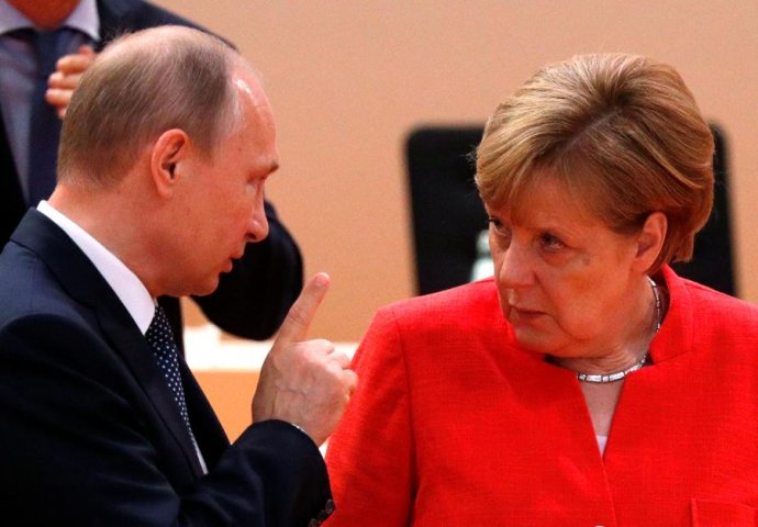 (VIDEO) Putin pokušao nešto objasniti Merkel, A ONA JE ZAKOLUTALA OČIMA 