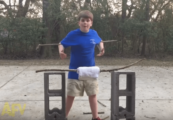 Ono što je ovaj dječak uradio će vam natjerati suze na oči od smijeha (VIDEO) 