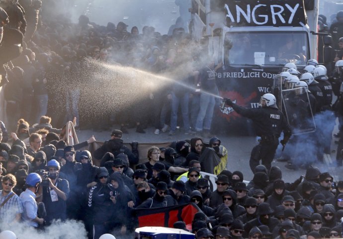 Neredi u Hamburgu: Povrijeđeno 213 policajaca, 265 osoba privedeno