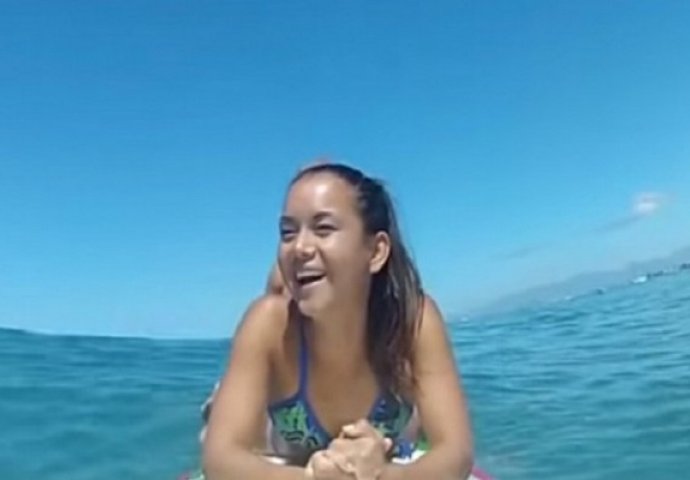 Djevojka je ležala na dasci za surfanje, a samo nekoliko sekundi kasnije se dogodilo nešto što će vam zakucati vilice za pod (VIDEO)