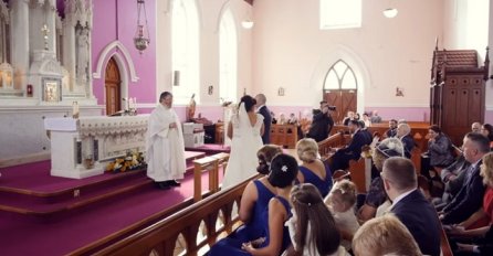 Glas u pozadini je prekinuo vjenčanje, a kada se mladenka okrenula nije mogla kontrolisati suze (VIDEO)