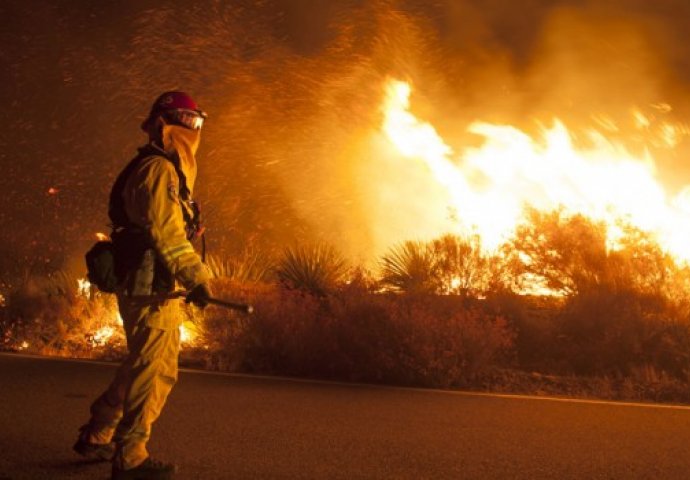 PROGLAŠENO VANREDNO STANJE: Širi se veliki šumski požar, evakuisano 3000 domaćinstava