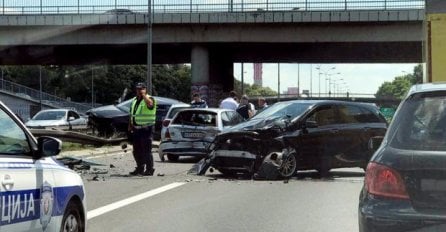 TEŠKA SAOBRAĆAJNA NESREĆA: U stravičnom sudaru kombija i automobila poginula jedna osoba