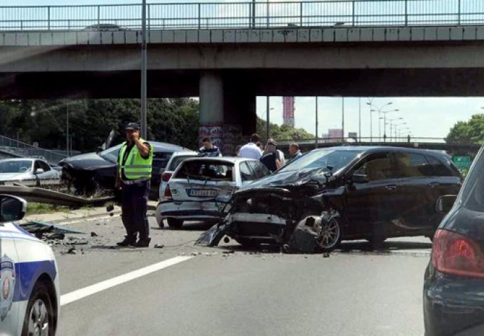 TEŠKA SAOBRAĆAJNA NESREĆA: U stravičnom sudaru kombija i automobila poginula jedna osoba