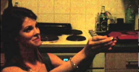 Tokom pijanke u stanu klekla je ispred svog momka i zaprosila ga pred svim njegovim prijateljima, bolje da nije (VIDEO)