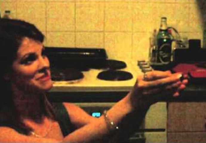Tokom pijanke u stanu klekla je ispred svog momka i zaprosila ga pred svim njegovim prijateljima, bolje da nije (VIDEO)