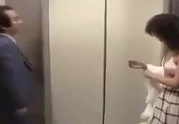 Vozio se u liftu, a onda je djevojka pored njega počela da skida svoju odjeću, čekajte da vidite šta će on uraditi na 1:08! (VIDEO)