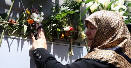 Srebreničkim žrtvama odata počast ispred zgrade Predsjedništva BiH u Sarajevu