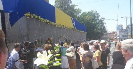 POTRESNA SCENA: Kćerka žrtve genocida dozivala babu "Babo, znaj da smo tu, babo moj..." (VIDEO)