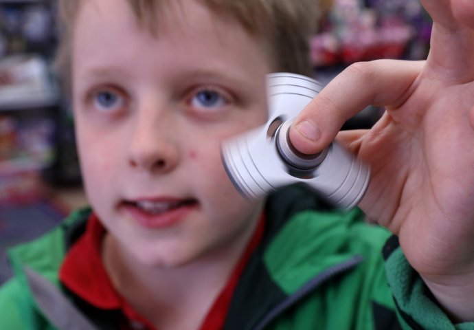 UPOZORENJE ZA SVE RODITELJE: Kupio je sinu fidget spinner, a kad se vratio kući dočekao ga je HOROR! (UZNEMIRUJUĆI FOTO)