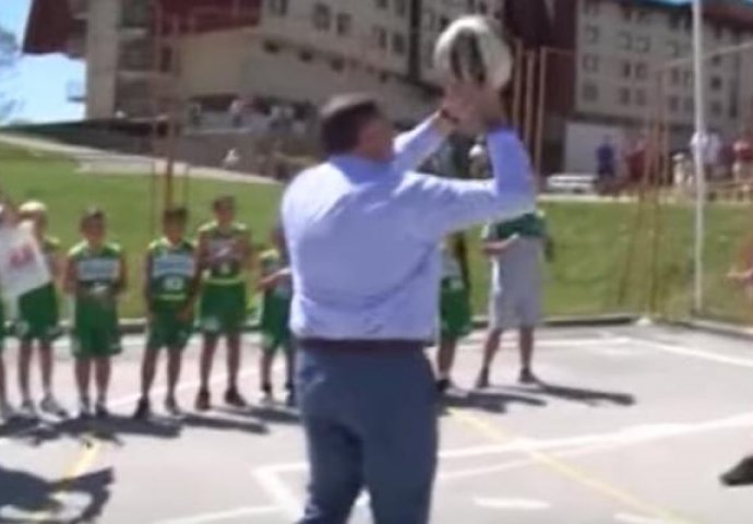 HIT SNIMAK: Dodik ponovo zaigrao košarku, ali se ovog puta nije proslavio
