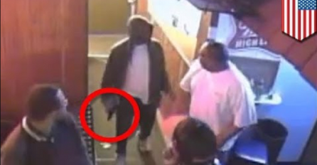 Ušao je u noćni klub s pištoljem u ruci, no dobro obratite pažnju na izbacivača! (VIDEO)