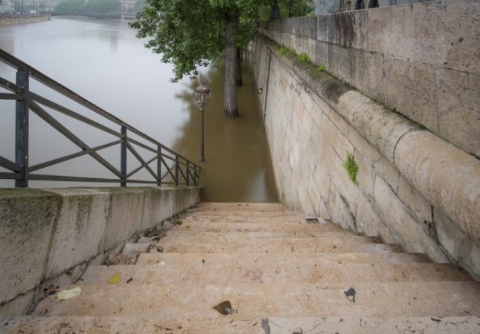 Rekordne padavine izazvale poplave u Parizu