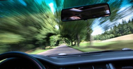 Trebinjac (19) divljao po cesti - Vozio 200 na sat i bježeći od policije izazvao nesreću!