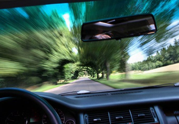 Trebinjac (19) divljao po cesti - Vozio 200 na sat i bježeći od policije izazvao nesreću!