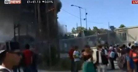 (VIDEO) Nemiri na Lezbosu, izbio požar - Vatrogasce i policajce gađali kamenjem!