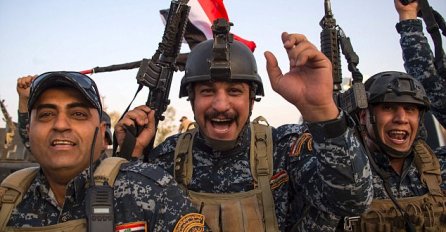 MOSUL OSLOBOĐEN OD ISIS-a: Irački premijer slavi na ulicama grada sa svojim vojnicima (VIDEO)