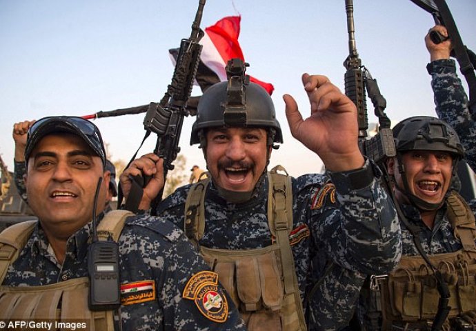 MOSUL OSLOBOĐEN OD ISIS-a: Irački premijer slavi na ulicama grada sa svojim vojnicima (VIDEO)