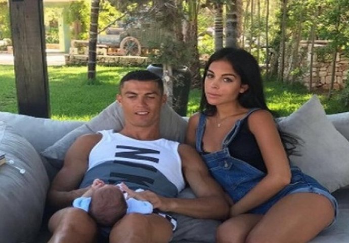 Cristiano Ronaldo objavio idiličnu obiteljsku fotku, ali fanovi su uočili još nešto na njoj