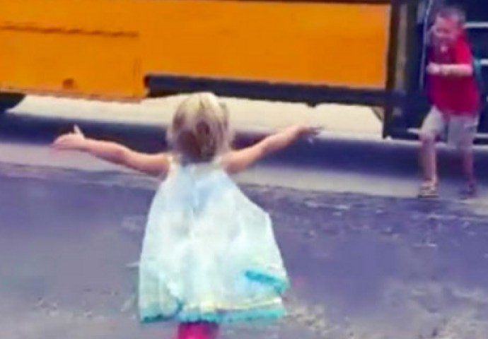 Preslatka djevojčica trči u bratov zagrljaj svaki put kada on izlazi iz školskog autobusa! (VIDEO)