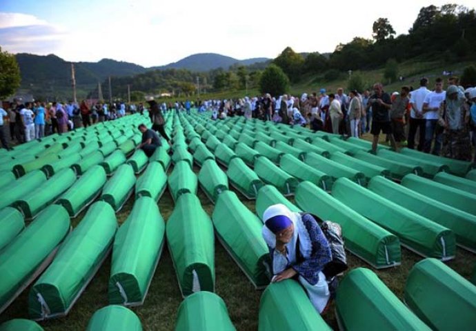ANKETA: Smatrate li da je sramotno da Srbija danas nema zvaničnog predstavnika na komemoraciji u Srebrenici?