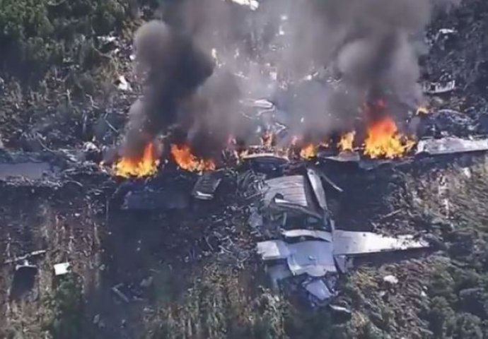 SRUŠIO SE AMERIČKI VOJNI AVION: Poginulo najmanje 16 osoba (VIDEO)