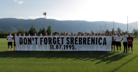 IGRAČI FK SARAJEVO ODALI POČAST ŽRTVAMA GENOCIDA: Danas, više od 8.000 njih nije sa nama (FOTO)