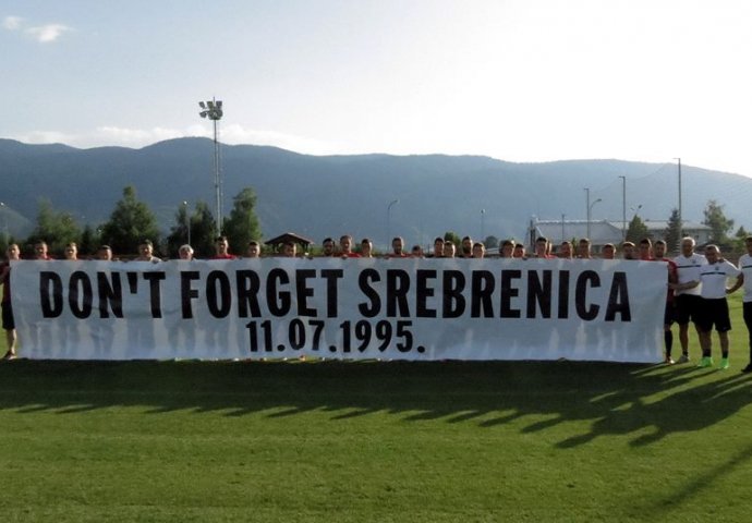 IGRAČI FK SARAJEVO ODALI POČAST ŽRTVAMA GENOCIDA: Danas, više od 8.000 njih nije sa nama (FOTO)
