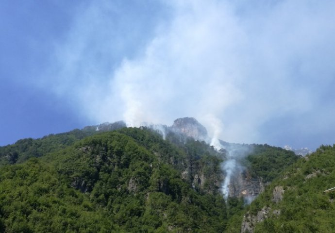 I dalje aktivan požar u Jablanici