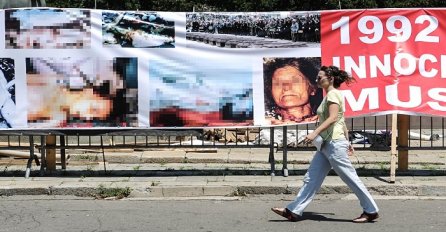 Beograd: Napad desničara na skupu o Srebrenici 