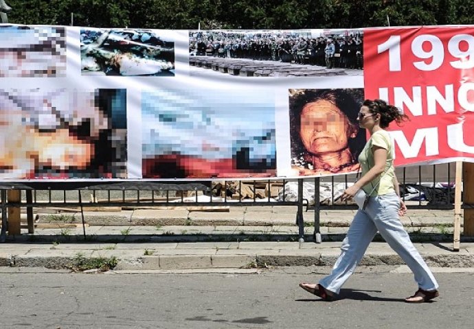 Beograd: Napad desničara na skupu o Srebrenici 