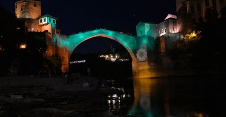 U znak sjećanja i odavanja počasti žrtvama: Stari most u znaku Cvijeta Srebrenice