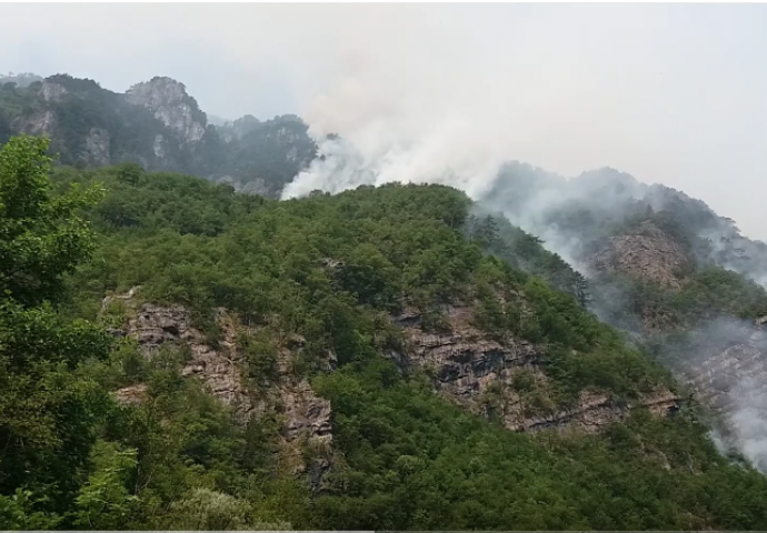  Požar u Jablanici se širi, čeka se djelovanje helikoptera (VIDEO) 