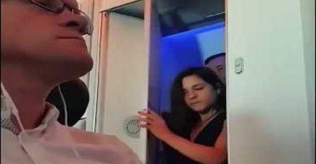 Dok se vozio avionom sjeo je pokraj WC-a i upalio mobitel, nije mogao ni sanjati da će uhvatiti ovo! (VIDEO) 
