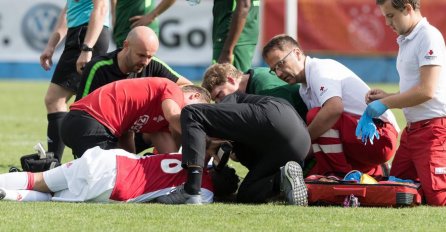 POTRESNE SCENE: Mladi igrač Ajaxa na terenu pretrpio ozbiljno oštećenje mozga (VIDEO)